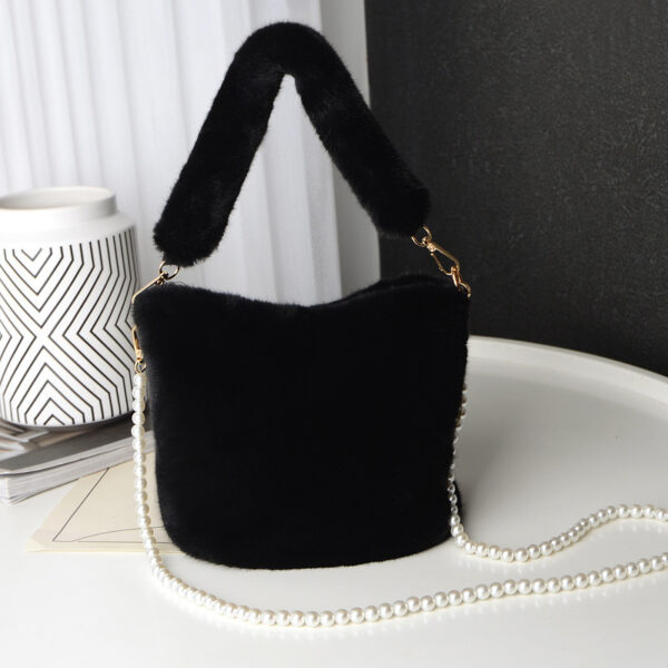 Checkerboard Plush Bucket Bag With Pearl Chain Design Winter Fashion Luxury Handbags For Women Personalized Shopping Shoulder Bags - Image 7