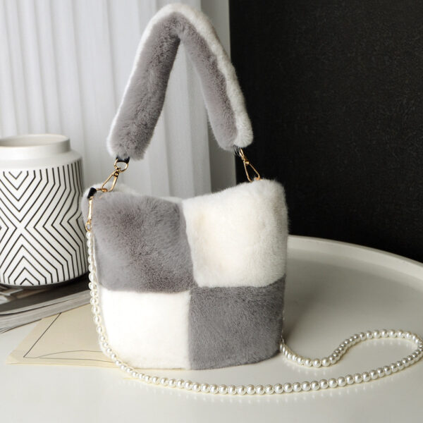 Checkerboard Plush Bucket Bag With Pearl Chain Design Winter Fashion Luxury Handbags For Women Personalized Shopping Shoulder Bags - Image 5