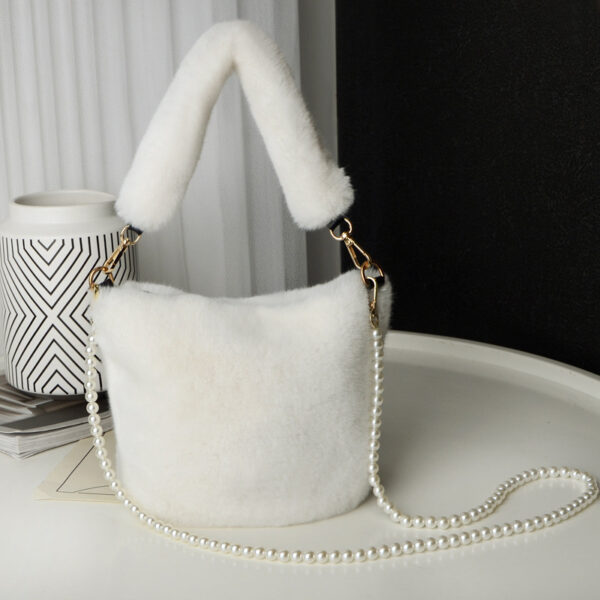 Checkerboard Plush Bucket Bag With Pearl Chain Design Winter Fashion Luxury Handbags For Women Personalized Shopping Shoulder Bags - Image 9