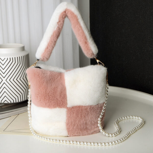 Checkerboard Plush Bucket Bag With Pearl Chain Design Winter Fashion Luxury Handbags For Women Personalized Shopping Shoulder Bags - Image 3